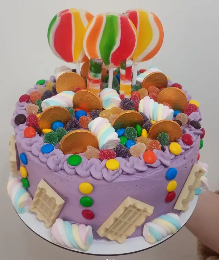 Torta de golosinas colorida